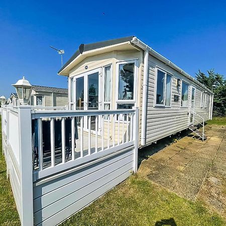 Lovely Caravan With Decking At Cherry Tree Holiday Park In Norfolk Ref 70528C Great Yarmouth Exterior foto